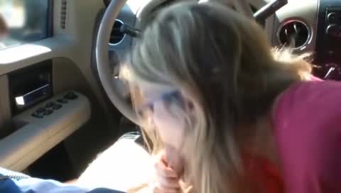 MILF BLOWJOB IM AUTO