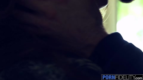 Riley Reid se fait Baiser Dur Dès qu'elle Rentré à la Maison